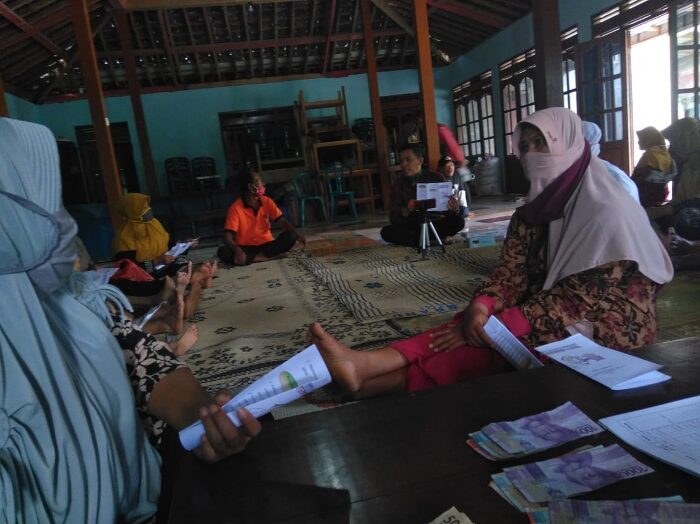 “Dosen Spesialis Medikal Bedah Prima Trisna Aji ketika memberikan sosialisasi terapi rebusan Daun Salam bagi Penderita Hipertensi”/Foto : Dokpri