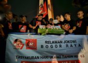 Relawan Jokowi Bogor Raya Potong Tumpeng, Rayakan Ulang Tahun Jokowi di Tugu Kujang Bogor