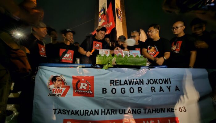 Relawan Jokowi Bogor Raya Potong Tumpeng, Rayakan Ulang Tahun Jokowi di Tugu Kujang Bogor