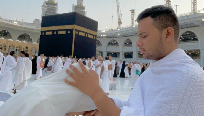 Setahun Bahagia: Refleksi Pernikahan Cut Nadia dan Tengku Dedek di Depan Ka’bah