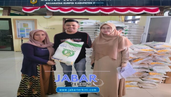 Pembagian Bantuan Beras Bulog 10 Kg Di Desa Mekarsari Kecamatan Rumpin