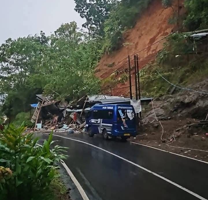 Tanah longsor di Garut