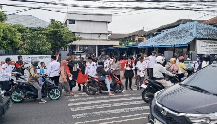 Pokdarkamtibmas Sektor Pancoran Mas Turun Ke Jalan Bagikan Takjil di Bulan Ramadan