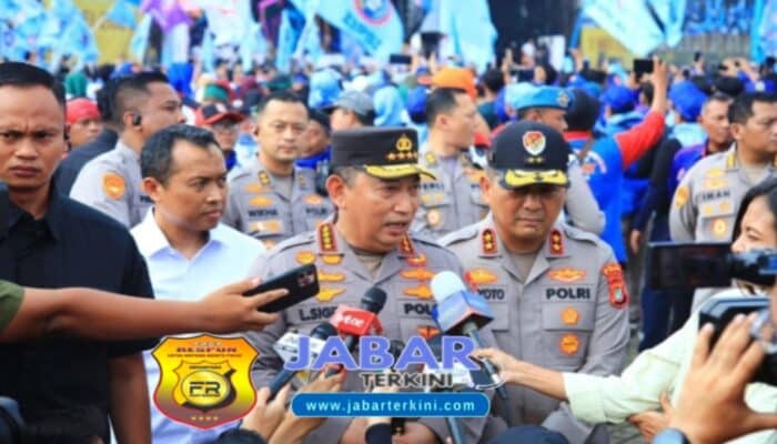 Kapolri Pastikan Kawal Hingga Tuntas Hari Buruh Di Monas Yang Dihadiri Presiden