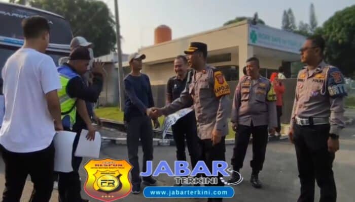Polsek Cileungsi Berbagi Sarapan Bubur Untuk Buruh Yang Akan Berangkat Ke May Day Di Monas