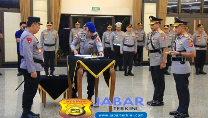 Kapolri Pimpin Upacara Serah Terima Jabatan Kapolda Jabar Dan Kapusjarah Polri