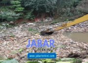 Camat Dan Warga Masyarakat Cibinong Bersama-sama Gotong Royong Bersihkan Sampah