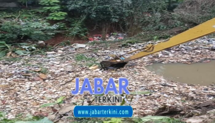 Camat Dan Warga Masyarakat Cibinong Bersama-sama Gotong Royong Bersihkan Sampah