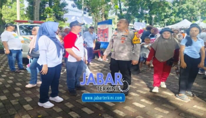 Personel Polsek Cibinong Amankan Kegiatan Pesta Rakyat “Cibinong Festival 2025” Dalam Rangka HJB Ke-543