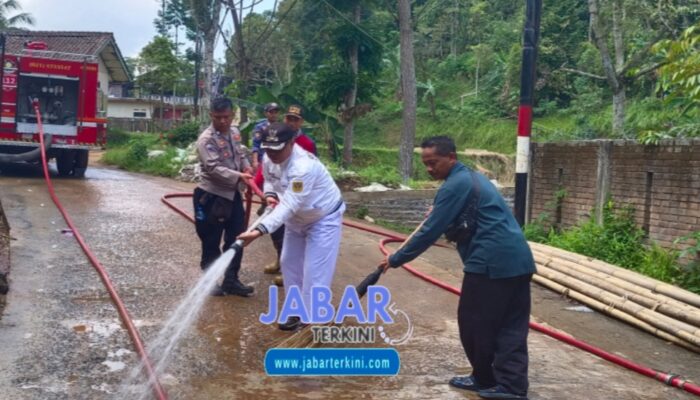 Longsor di Desa Gadog Akibat Jalan Licin Membahayakan Warga, Aksi Bersih – Bersih Dilakukan