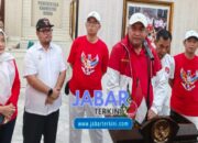 Bupati Bogor Pimpin Kirab Bendera Merah Putih Dari Stadion Pakansari Ke Gedung Tegar Beriman