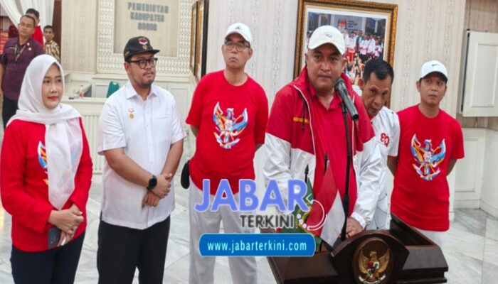 Bupati Bogor Pimpin Kirab Bendera Merah Putih Dari Stadion Pakansari Ke Gedung Tegar Beriman