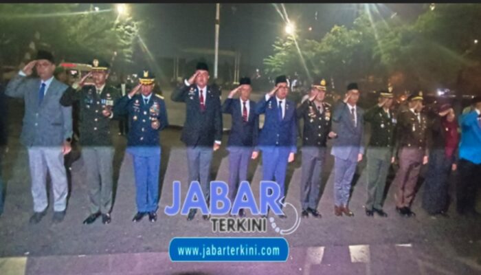 Bupati Bogor Pimpin Renungan Malam di Taman Makam Pahlawan Pondok Rajeg Dalam Rangka Peringati HUT RI Ke – 80