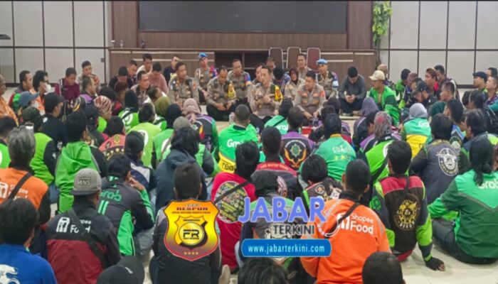Ratusan Ojol Disambut Hangat Oleh Kapolres Bogor Dengan Mengajak Sholat Gaib Berjamaah