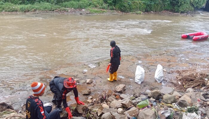 Pemuda Pancasila dan Pemkot Jaksel Gelar Aksi Bersih Sungai Ciliwung Peringati Hari Sungai Sedunia