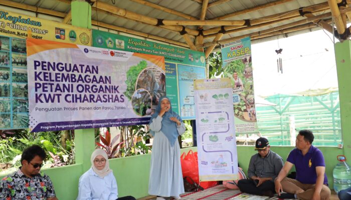 Prodi PPP SV IPB Latih KWT Ciharashas Terapkan GHP dan Olah Limbah Jadi Kompos