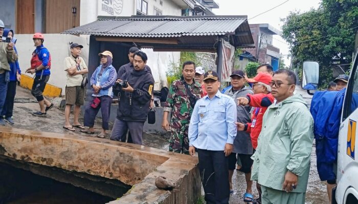 Wali Kota Depok Tinjau Longsor Akibat Hujan Deras di Villa Pertiwi Sukamaju