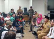 Walikota Depok Temui Massa Pendemo UHC, Komitmen Bantu Warga Miskin