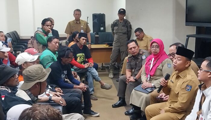 Walikota Depok Temui Massa Pendemo UHC, Komitmen Bantu Warga Miskin