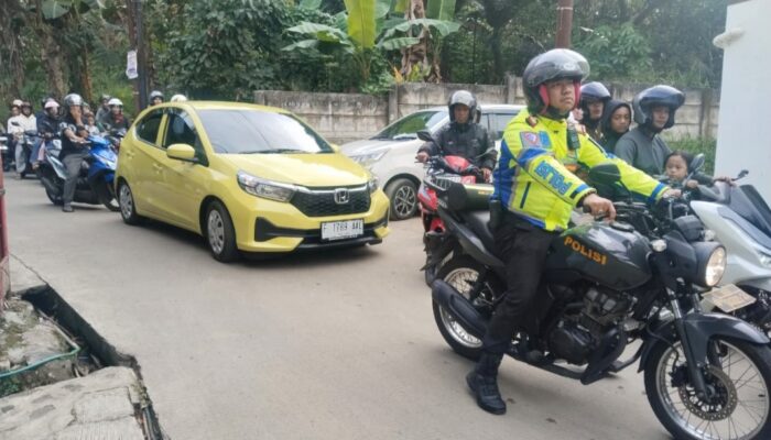 Terobos Kepadatan Lalulintas Demi Selamatkan Yang Akan Melahirkan, Kapolsek Ciawi Lakukan Aksi Heroik di Hari Lebaran