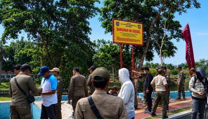 Tegakkan Perda, Satpol PP Segel Kolam Renang di Perumahan Elite