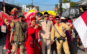 Guncang Leuwinutug! Ratusan Warga RW 01 Tumpah Ruah Arak Replika Alutsista hingga Maskot Kreatif di Pawai Kemerdekaan