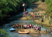 Semangat Kemerdekaan, Komunitas Ciliwung Depok Gelar Upacara HUT ke-81 RI di Cadas Sungai