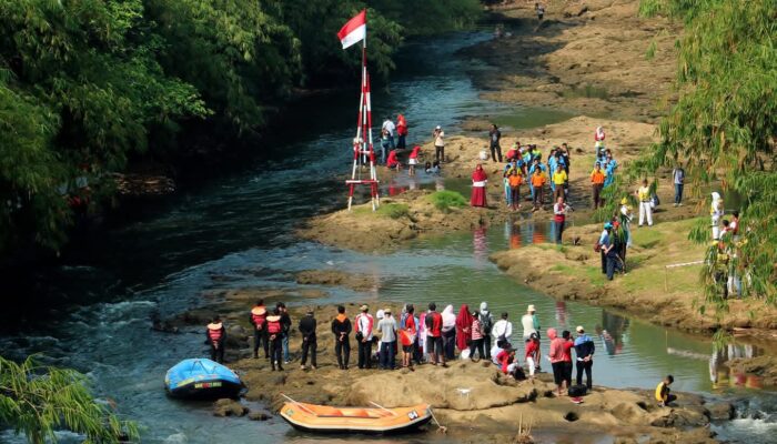 Semangat Kemerdekaan, Komunitas Ciliwung Depok Gelar Upacara HUT ke-81 RI di Cadas Sungai