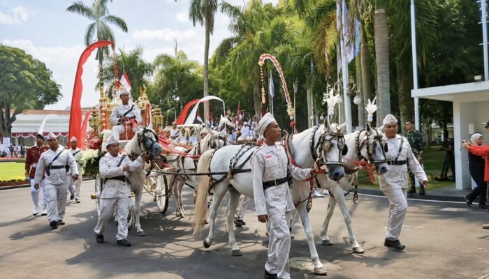 Kirab Bendera Merah Putih HUT RI Ke-81 di Gedung Sate Bandung Dengan Pasukan Berkuda